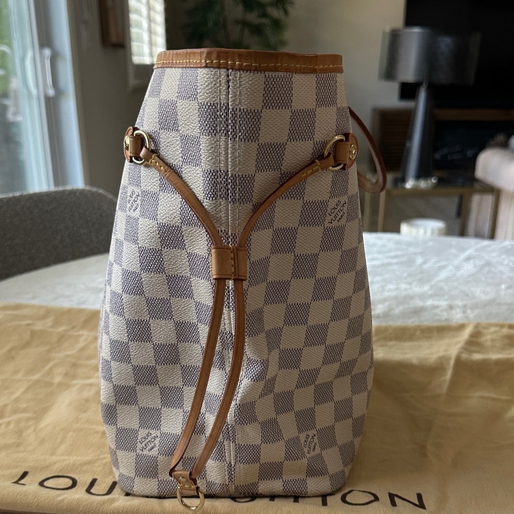 Louis Vuitton Damier Azur Neverfull MM Tote in White and Tan - Picture 4 of 10